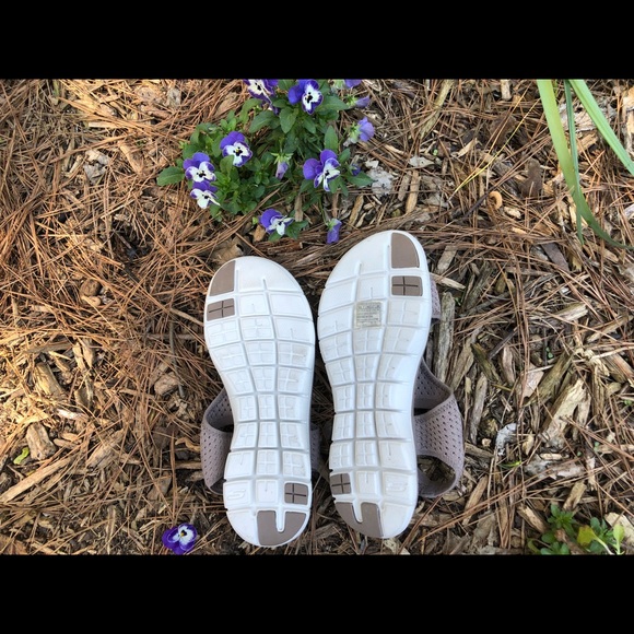 Like new Sketchers taupe memory foam gel-infused taupe slide sandals 10M - Picture 3 of 7